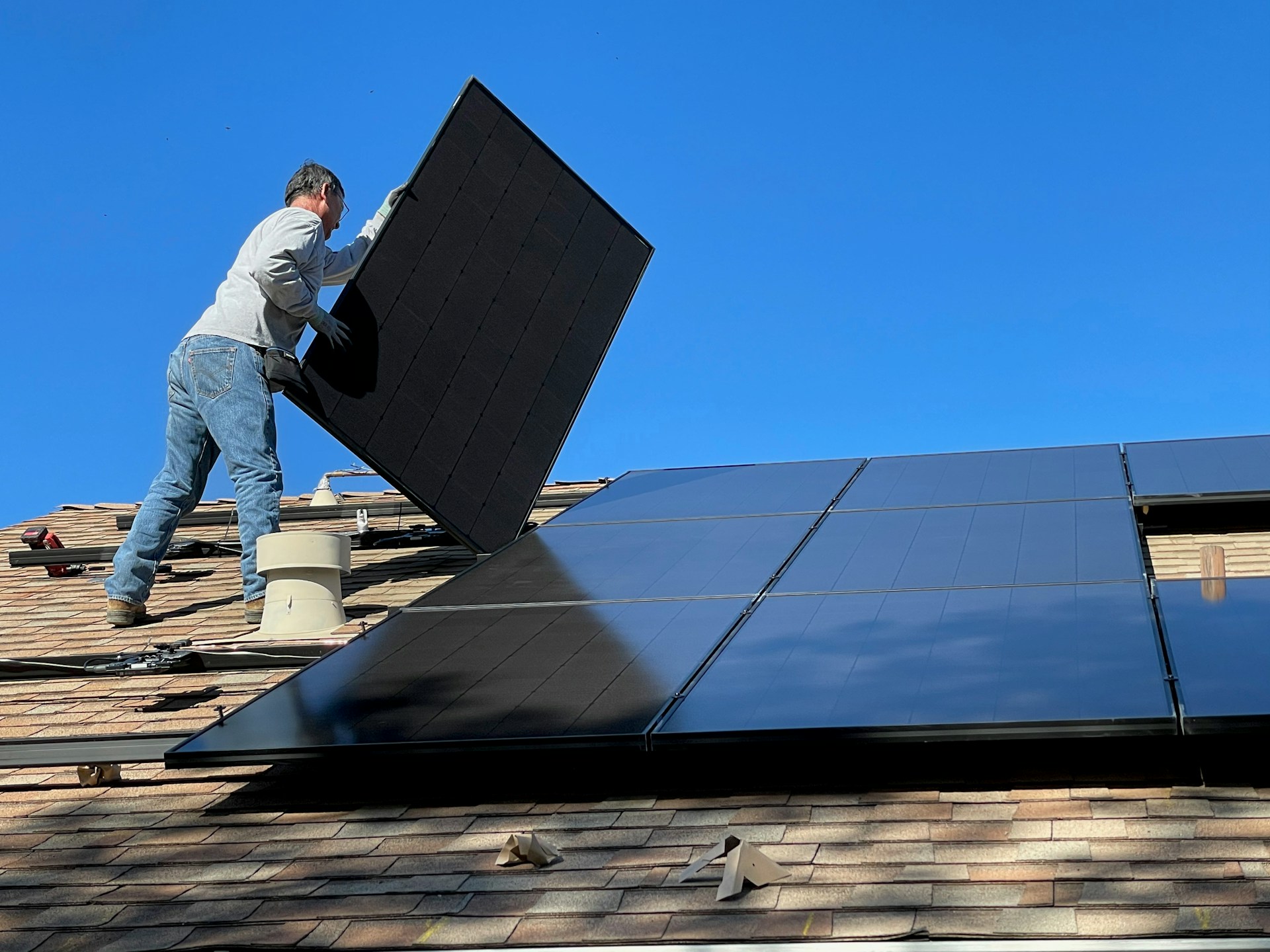 Schade aan zonnepanelen op een dak