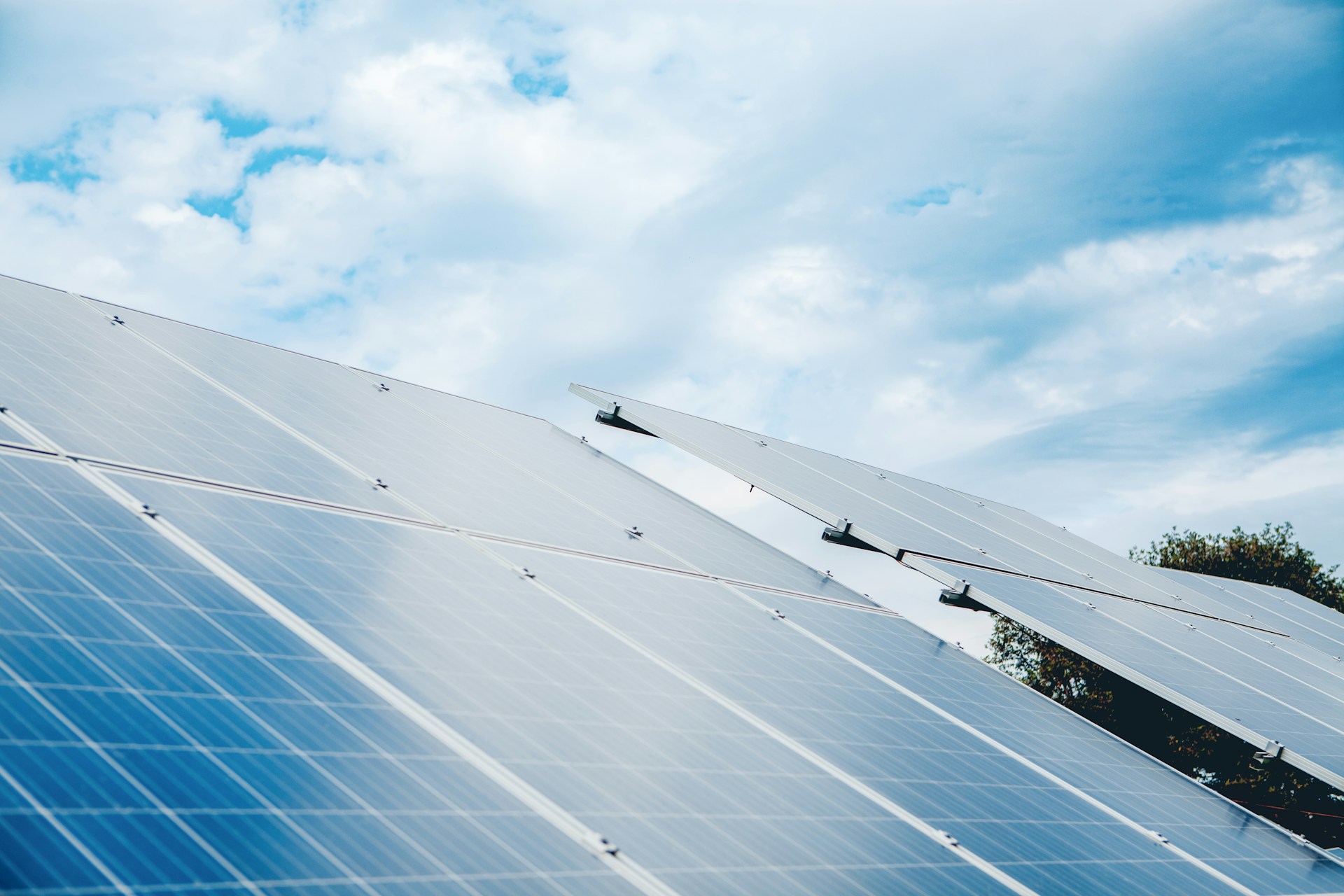 Zonnepanelen op een schuin dak